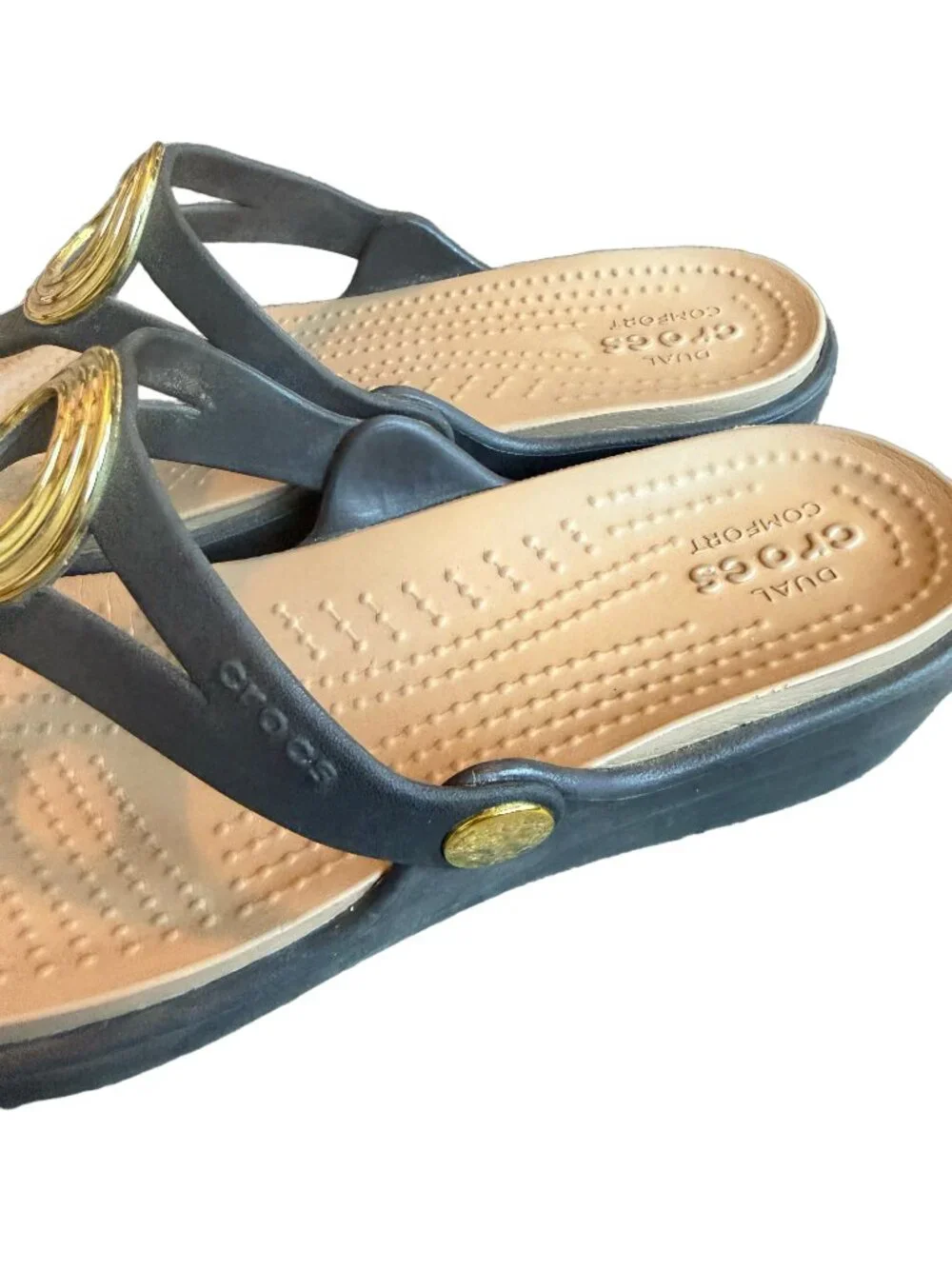 Crocs Black Gold O Ring Wedge Flip Flop Sandals Lightweight Strap Size 8 Women's